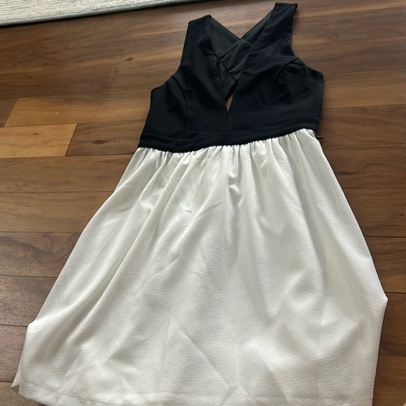 Sparkle & Fade Size S Black and White Deep V Dress! - Picture 1 of 5